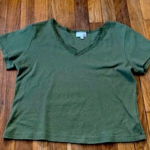 Cropped V neck Tee